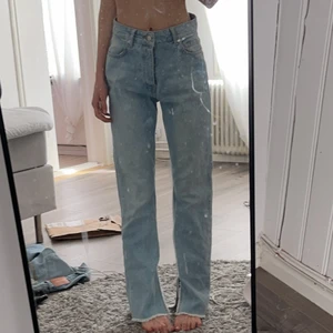 Snygga slits byxor! - Jätte snygga slits byxor! Helt oanvända med lapp kvar. Säljes då dom är för stora för mig. Köperan står för frakt på 66 kr! Är 170. 