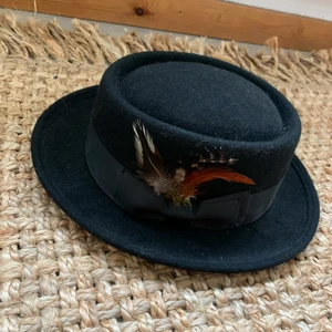 Hatt asos  - Hatt från asos. Fjädrar 