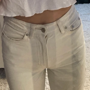 Weekday jeans becha  - Säljer ett par beiga  weekday jeans som har blivit för små. De är i modellen Rowe och i storlek 24/30 