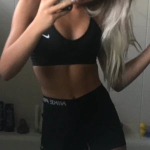 Nike topp - Säljer denna nike-sport bh helt ny endast testad för att ta dessa bilderna. I storlek S💕😊🥰