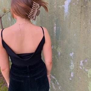 Svart body - Säljer denna superfina svarta bodyn från bikbok i storlek small 🖤 Bodyn är i ett stretchigt och svalt material med en mycket fin uringning i ryggen. Bodyn går även att ha åt andra hållet om man vill ha ryggens uringning framtill, ser väldigt fint ut (tredje bilden)✨😍 Knappt använd så säljes i nyskick!  💞Byxorna finns också till salu i en annan annons💞