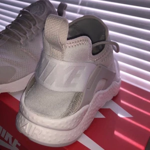 Ett par Nike air Max  - Ett par oanvända Nike air Max skor från Nike. I storlek 38.5.