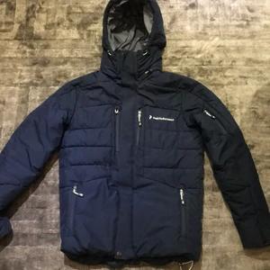 Peak Performance jacka! - Nyskick jacka! Storlek S men passar XS, S och M! Köptes för 3500kr från Stadium. 