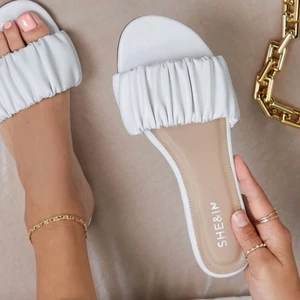 Slippers  - Säljer dessa helt nya slippers 💕 aldrig använda! Säljer pga tyvärr för små för mig 💕 Storlek 36 men skulle säga de är mer som 37 ❤️ 