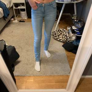 Aldrig använda Guess jeans i storlek 24. Ny pris 1000kr