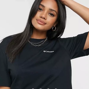 T-shirt Columbia Svart - Svart T-shirt från märket Columbia stl M. Superfint litet tryck fram på bröstet och större på ryggen! Köpare står för frakt! 