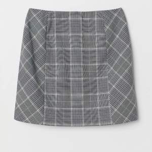 En superfin rutig kjol från H&M som tyvärr har blivit för liten för mig. Ser knappt använd ut bortsett från att knappen hänger lite löst, men det är lätt fixat! Köptes för 249 kr säljer för 75 kr + frakt som betalas av köparen. 😚