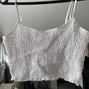 Topp från hm  - Super snygg och simpel topp från hm! Storlek s! Knappt använd! 