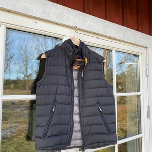Parajumper väst - Parajumper väst utan hål eller skrapmärken. Nästan helt ny, bara använts ett fåtal gånger. 
