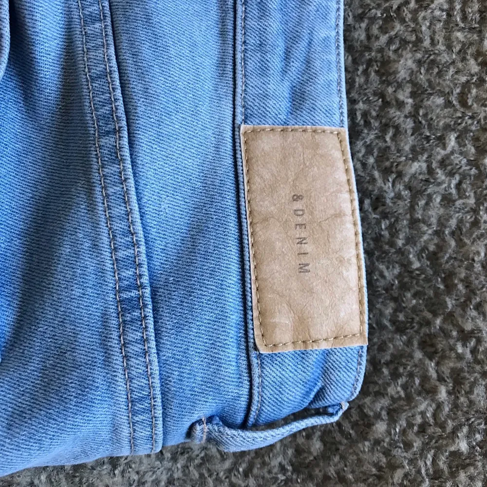 Jeans från &denim i modellen straight high waise ankle length. Fin ljusblå jeansfärg. . Jeans & Byxor.