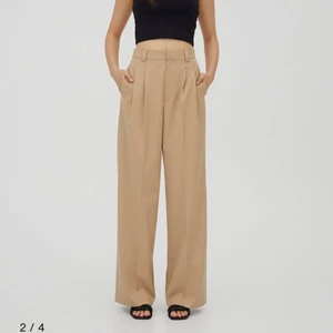 Beige kostymbyxor  - Säljer nu mina beige kostymbyxor då dom är alldeles för stora för mig, därav inga bilder på. Kostymbyxorna är från Pull&Bear, strl S men passar alla från S-M beroende på hur stora man vill att de ska vara. Frakt ingår ej i priset, men kan även mötas upp. Frakt är mellan 45-66kr. Betalning sker via swish.