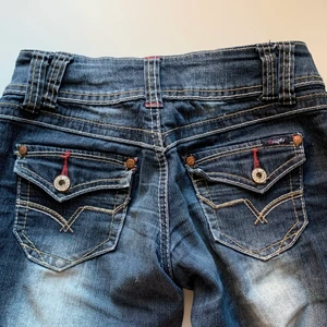 Lågmidjade Angels jeans | storlek S  - Sjukt snygga lågmidjade bootcut/straight leg jeans i ganska tunt stretchigt material. Tyvärr är dem för små för mig så säljer vidare! Innerbenet: 79 cm Midjemått: 75 cm (dock stretchiga!). De är lite slitna längst ner i benet! kontakta för bild.