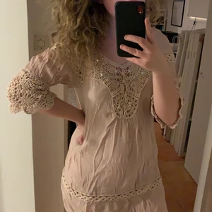 Bohemisk klänning  - Bohemisk klänning, passar small-medium. Begagnat, men i fint skick! ✨