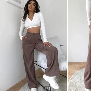 Manchester byxor från Shein - Helt nya manchester byxor från shein, aldrig använda och prislapparna sitter kvar. Materialet var superfint och byxorna var i bra kvalité. Tyvärr var dem för små för mig:( Dem är i storlek M