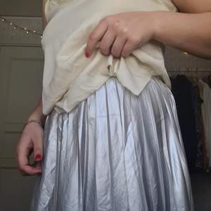 Superfin silvrig kjol från hm. Perfekt för sommaren!