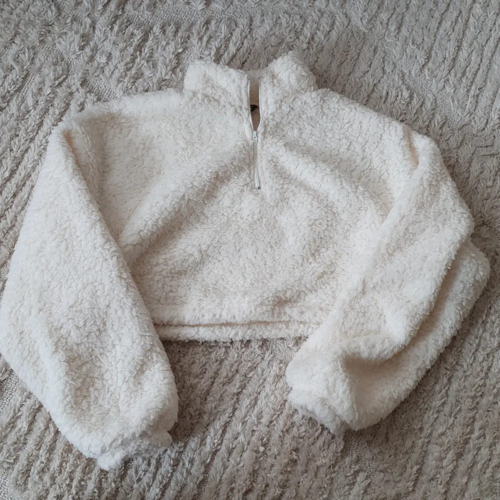 Jättemysig och fluffig cropped sweater i strlk S. Dragsko i midjan så att man kan tighta till den. Aldrig använd. 🌸Frakt ingår i priset!🌸. Tröjor & Koftor.