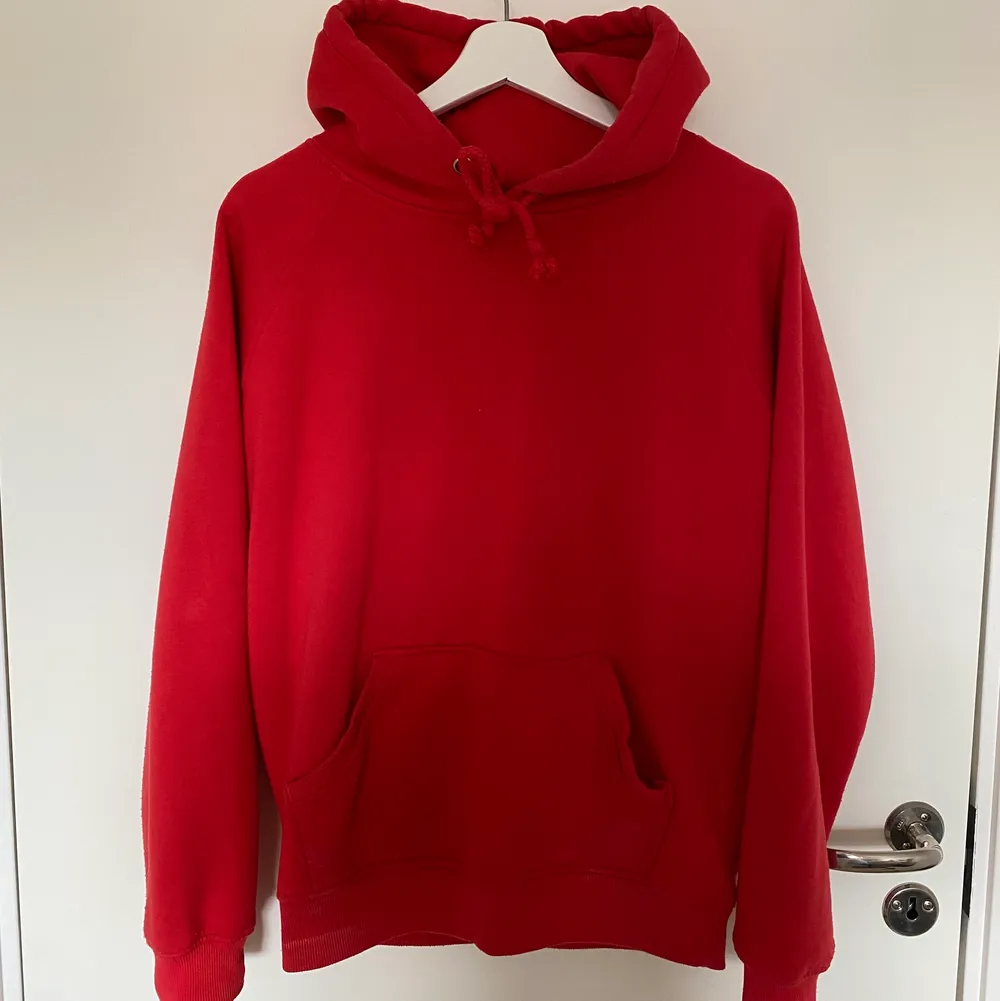 Röd hoodie från BikBok i använt skick! Är XS men passar mig som är S-M ❤️ . Hoodies.