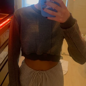 Stickad croppad - Köpt på beyond retro, men aldrig använd därefter :(