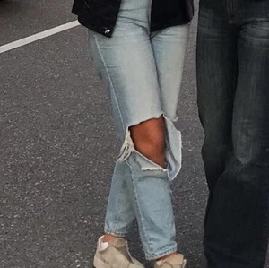Blåa jeans med hål - Skitsnygga jeans som tyvärr är för små för mig! (Därför de dåliga bilderna) 