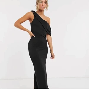 Balklänning  - Super fin balklänning från asos. Den är slutsåld på hemsida och köpte den här på plick men den passade mig tyvärr inte, storlek 36💕 prislapp är kvar