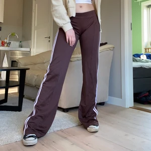 Bruna byxor  - Sjukt snygga bruna byxor från LA Kitty!🤎  Storlek M men passar både mindre och större då de är stretchiga. Endast seriösa bud🥰 BUDGIVNINGEN AVSLUTAS IDAG 15.17❤️