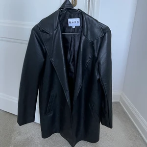 Skinn kappa - NAKD - Säljer min fina skinn ”kappa” från NAKD för den tyvärr inte kommer till användning!!⚡️⚡️Väldigt bra skick då jag knappt använt den✨✨Köpt för 699kr och säljer för 370kr inklusive frakt!!⚡️⚡️⚡️