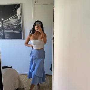 Kjol med volang  - Jättefin kjol som jag aldrig använt. Lappen är kvar. Storlek 34. Nypris 499kr 