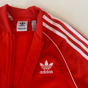 Adidas Track Jacket - Säljer min fina Adidas kofta i TOPP skick! Den är endast använd fåtal gånger och är precis som ny. Köpte den i Italien och passar storlek S-M. BUDA INTE ner priset. Säljer den pga den inte är min stil🌷 hör av er om ni har några frågor. 