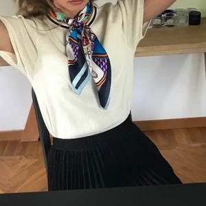 Plisserad svart kjol - By Malina - Säljer en plisserad svart medellång kjol från By Malina. Den är lite glittrig i tyget men det är väldigt diskret, tyget känns väldigt lyxigt då den inte är glansig eller tunn. Köpt för ca 1700, frakt 60kr 🖤