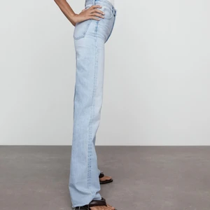 Zara straight leg jeans - Helt nya jeans från zara, inte testade utan råkade köpa 2 likadana! Så de är i perfekt skick och ska inte finnas några skador! Paketet är spårbart och kostar 66kr