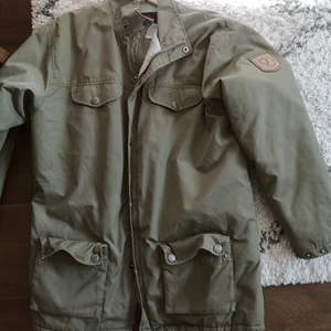 Fjällräven XS - Juniormodell, passar perfekt på mig som annars har storlek XS. Jackan saknar luva som varit avtagbar och försvunnit. 