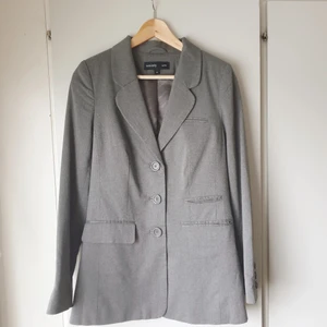 Vintage grå kavaj h&m - 🧚‍♀️FÖRST TILL KVARN!🧚‍♀️ Längre kavaj i mild grå färg. Storlek 38 & 40 SÅLD🌷 Väldigt elegant och fin. Proffisionellt att dyka upp på ett möte eller bara för att se classy ut😍 En must-have garderob staple✨ Säljer: 180 + frakt