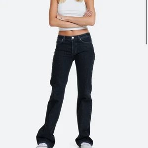 Gråa low waisted jeans  - Säljer mina sjukt snygga låg midjade jeans, storlek xs, jag skulle säga att dem även passar s💕jag är 160 lång!