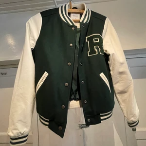 Jacka - 💚Säljer denna snygga jacka som tyvärr blivit lite för liten på mig! Den är i väldigt bra skick, och armarna är i fake-läder. Den är i storlek L, men skulle säga att det är en rätt så liten L! Buda i kommentarerna💚