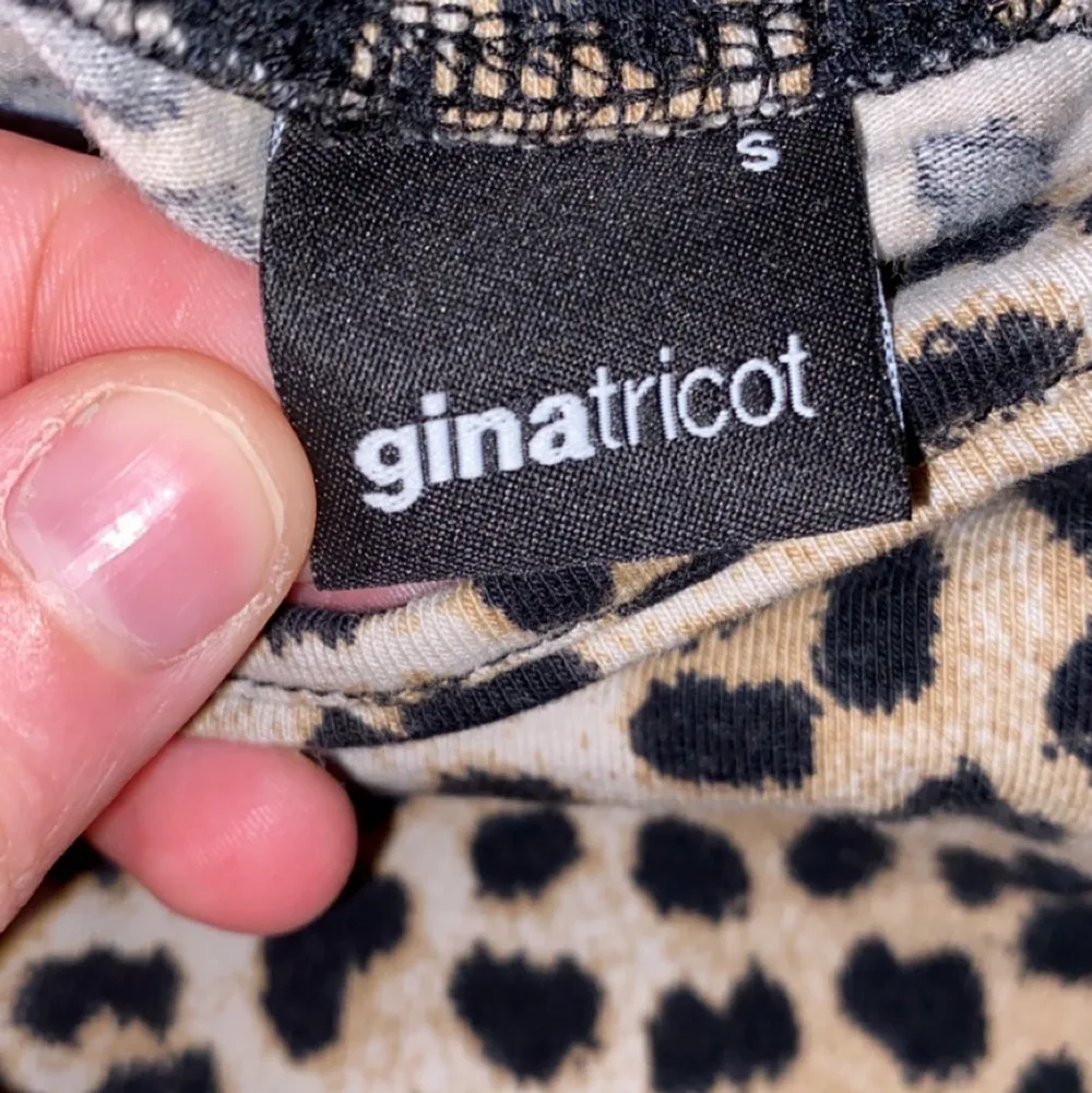 Säljer detta superfina trendiga leopard linne från GinaTricot, använd fåtal gånger.. Toppar.