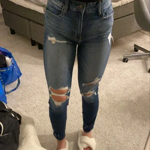 Jeans - Håliga jeans från fashionnova som aldrig är använda. De är jättefina och perfekta till sommaren!! 
