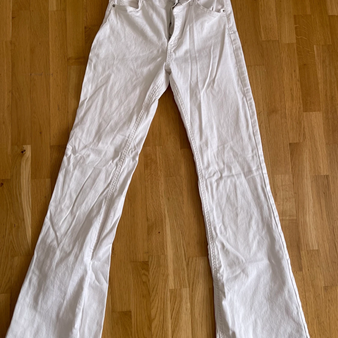 Nya pull & bear vita flare byxor 