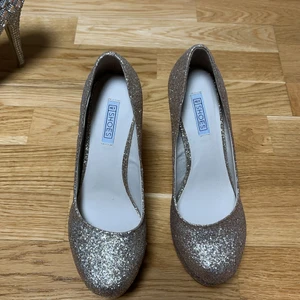 Fest klackar - Säljer dessa såå fina fest klackar, de har använts endast en kväll, alltså i jättebra skick. Paket samt kvitto är borttappad. Köpta för 800 säljer för 300. Pris kan diskuteras och fler bilder kan skickas på förfrågan. 