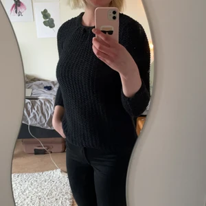 Stickad tröja från Zara - Stickad tröja med lite drag kedja i ryggen. Stl M men passar bra till S också.