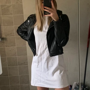 Oversized tshirt klänning - En oanvänd vit T-shirt klänning ifrån zara i strl M. Inte alls genomskinlig och jätte bekväm till sommaren eller till en najs skinnjacka. Nypris ca 350kr. Skriv för fler bilder