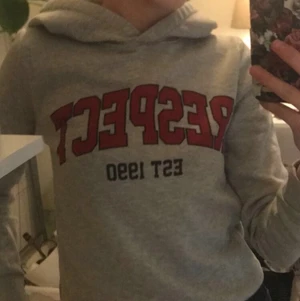 En hoodie typ - Hej! Säljer nu denna hoodin typ! Den är jätteskön! Och använd men inte så mycket!😋 den är ifrån Gina! (Djur finns i hem)