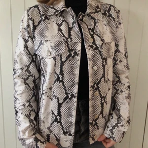 Äkta läder jacka - Jacka i äkta läder med snakeskin print, har i storlek xs och s, ALDRIG ANVÄNDA! Köpte för 1400kr
