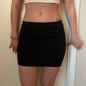 Lågmidjad kjol  - Säljer denna svarta lågmidjade kjol då jag ej använder den. Som i nytt skick. 