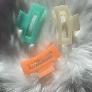 Hårklämmor - Hårklämmor som tyvärr är försmå till mitt långa hår. De kostar 60kr styck. Skriv vid frågor.