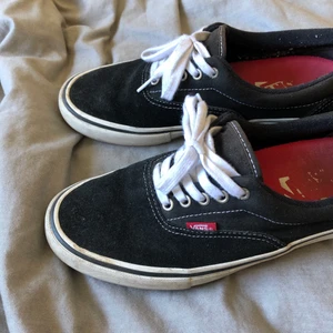 Vans Sneakers - Balla sneakers från Vans som funkar till allt! Använda men i väldigt bra skick. Står storlek 44 men skulle säga att dom är mer som 42/43
