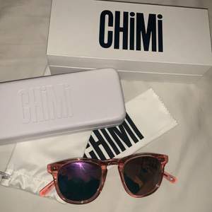 Säljer mina solglajjor från CHIMI eyewear i modell ”Guava #001 mirror” som jag köpt precis för några veckor sedan. Har tyvärr inte kommit till användning en enda gång då jag köpt andra. Köpta för 999kr och säljer med bud från 500. Direktköp 700kr, VÅR☀️🤩 Levereras självklart i originalförpackning
