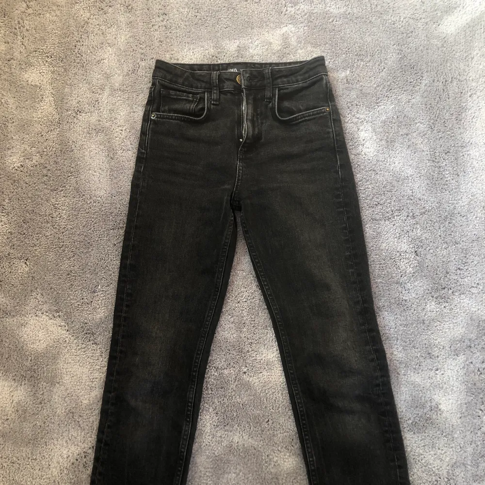 Säljer dessa svarta jeans med lite gråa nyanser, säljer dem för att dem är lite små på mig och för korta på mig som är 162,5, måttet på byxornas innerben är 63 cm. Byxorna är köpte på zara för ca 1 är sen. Jeans & Byxor.