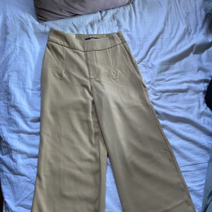 Beige kostymbyxor  - Nya kostymbyxor (köpta på Plick) inte använda därav lappen sitter kvar. Jättesköna och fina men tyvär för små för mig. Säljer för 100 + frakt💕