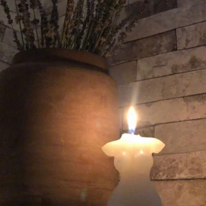 Women Body Shape Candle - Genomskinlig Vit - Ett läckert ljus som passar vart du än vill ha den! Kanske du vill mysa i vardagsrummet med familjen? Då kan något litet och enkelt som detta ljus vara ett bra alternativ för dig! 2 för 45kr