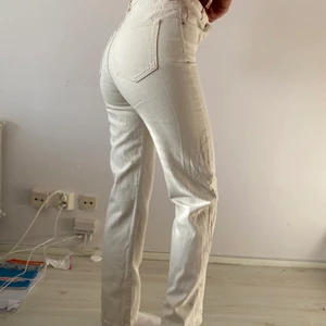 VITA JEANS🤍 - Jättefina jeans🤍 (knappt andvändna) som har en jättesnygg passform vid mage och rumpa🤍  (säljer dessa för som ni kanske ser så var dem för små när dem köptes och kunde ej lämna tillbaks) Är 1,77cm lång och går exakt till mina fötter. 